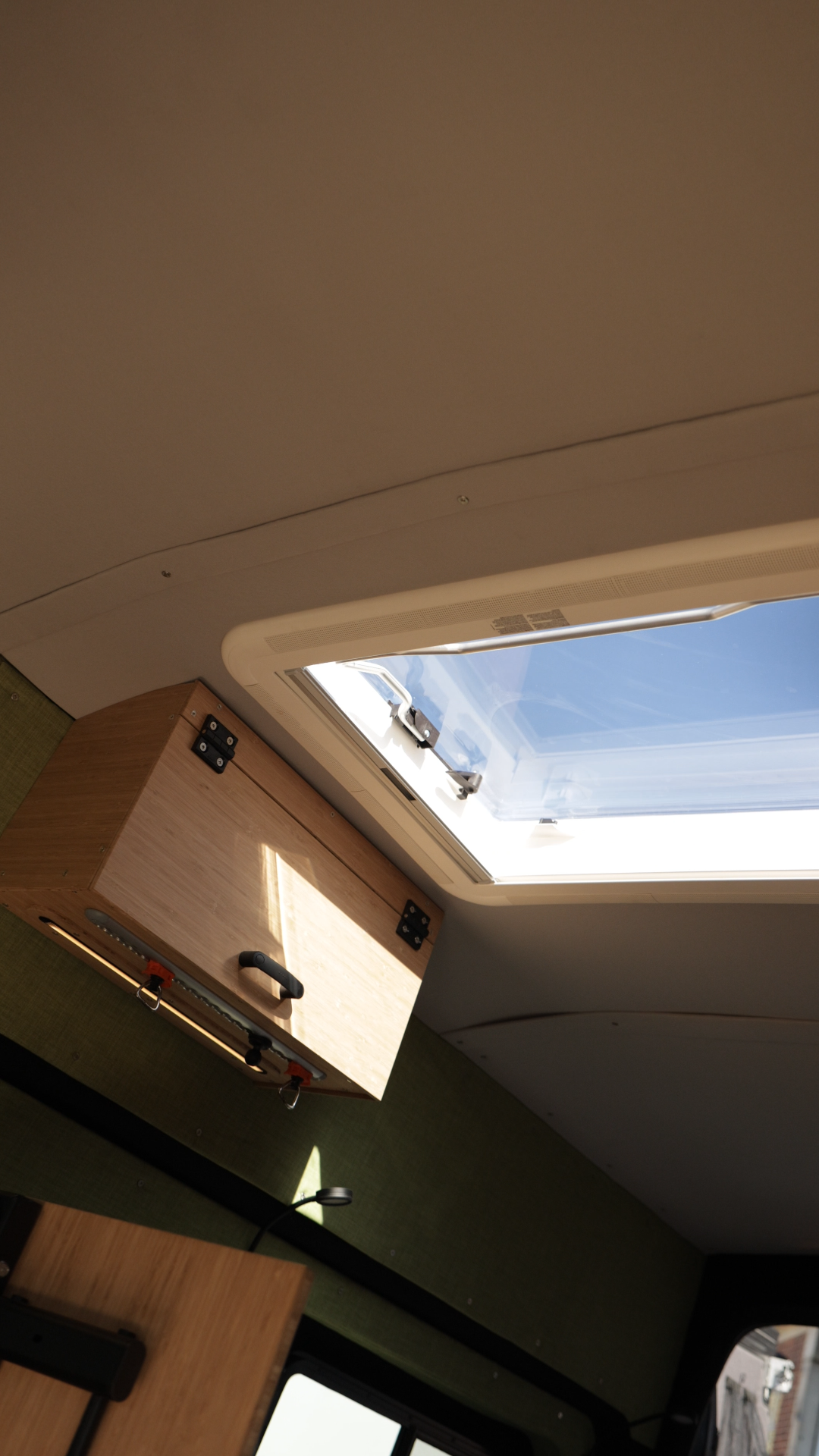 Roof skylight window